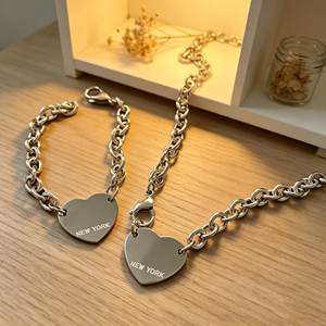 Set di Gioielli <span class=keywords><strong>da</strong></span> Donna <span class=keywords><strong>con</strong></span> Ciondoli a Cuore Incisi, <span class=keywords><strong>Collana</strong></span> e Bracciale <span class=keywords><strong>con</strong></span> Catena Cubana Placcata Oro, Regalo Personalizzato <span class=keywords><strong>con</strong></span> Incisione NEW YORK - Product Image 6