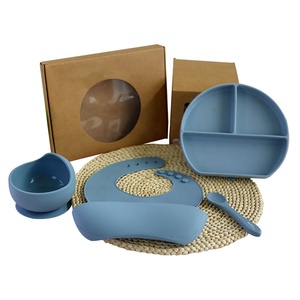 Juego de alimentación de silicona para bebés, libre de BPA, con plato dividido, babero, taza, tenedor y cuchara, con ventosa, personalizable con logotipo a color. - Product Image 2