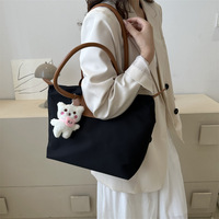 Sac fourre-tout en nylon pour femmes avec pendentif ours, sac à bandoulière de grande capacité, sac à main décontracté, sac de shopping quotidien