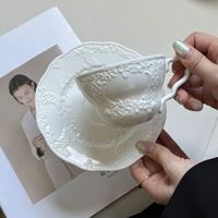 Assiettes en céramique blanche de style baroque européen avec motif floral en relief, ensemble d'assiettes à dîner blanches vintage pour mariage