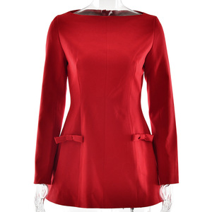 Robe trapèze rouge à col bateau et manches longues pour femme, coupe ajustée, idéale pour les soirées et tenues décontractées - Product Image 5