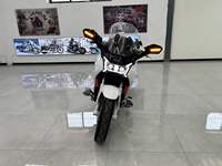 Moto de tourisme de grande taille à six cylindres refroidie par eau de 1800 cm3 avec grand pare-brise, coffres latéraux rigides et top-case
