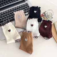 Chaussettes de yoga mi-mollet antidérapantes, style doux et minimaliste, couleur unie, bordure en bois, volantées, broderie cœur, collection Printemps
