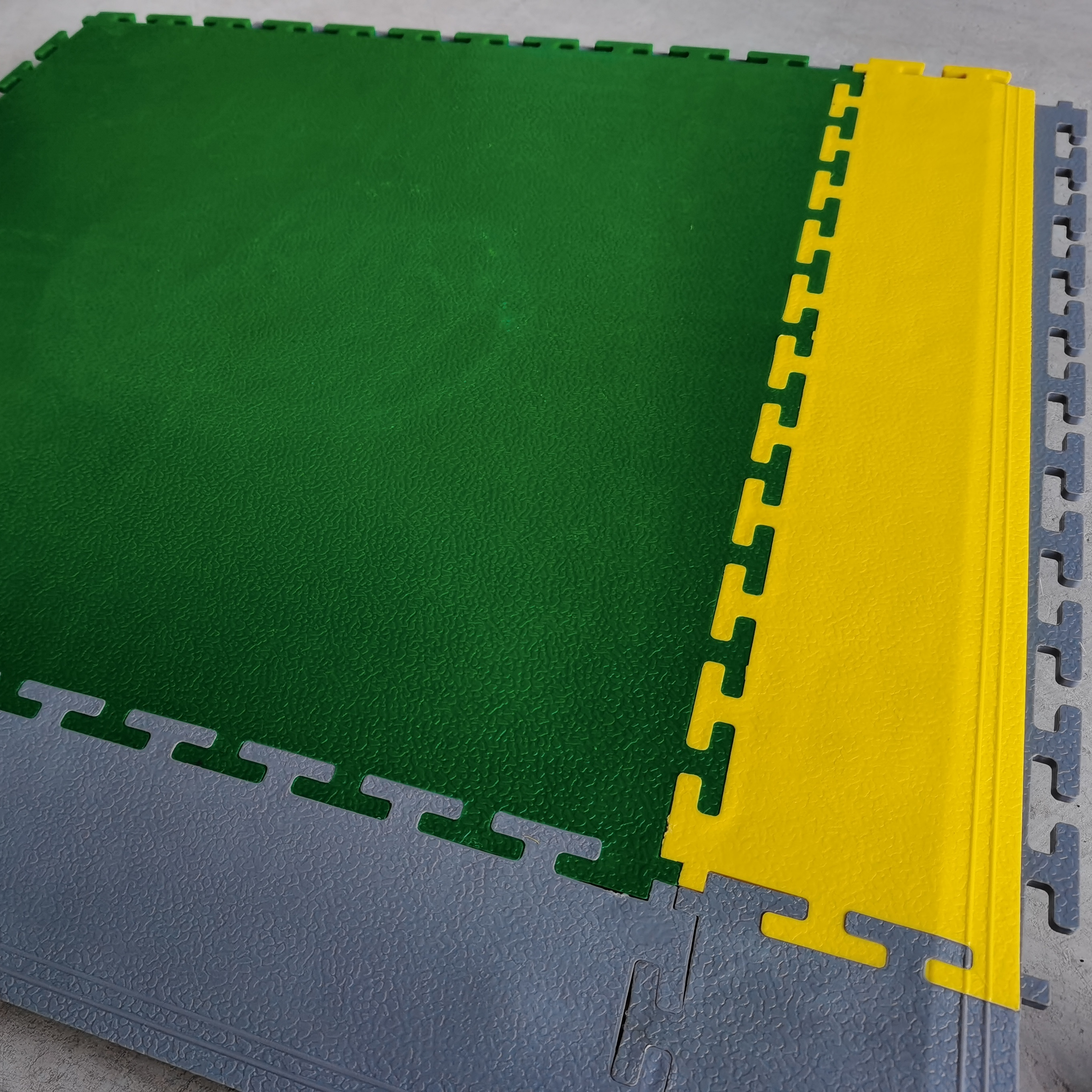 Interlocking PVC Garage Floor Tiles Oil Resistant Heavy Duty Protection for Vehicle Parking and Mechanical Workshops Flooring