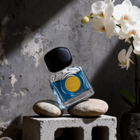 Flacon de parfum carré en verre Maroc MK 50ML avec pulvérisateur à pompe, capuchon noir effet galet, liquide bleu, origine Jiangsu