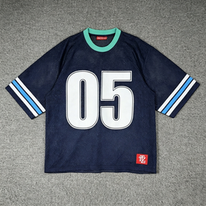 Camiseta de Cuello Redondo para Hombre, Estilo Jersey de Malla, con Estampado de Número Clásico, Mangas a Rayas, Corte Holgado, Estilo Retro Deportivo, Ideal para Uso Diario Informal - Product Image 2