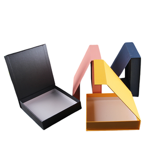 Boîte cadeau en carton rigide de style porte de luxe, ensemble de parfum et de cosmétiques, emballage avec fermeture magnétique, logo personnalisé, lamination brillante - Product Image 5