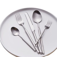 Ensemble de couverts en acier inoxydable 304 avec manche rond creux, finition argent mat, couteau, fourchette et cuillère pour la salle à manger quotidienne à la maison