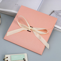 Boîte cadeau en papier couleur unie en forme d'enveloppe avec nœud en ruban de satin, emballage plat pour vêtements, foulards et autres cadeaux