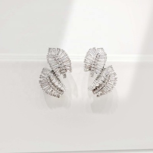 Boucles d'oreilles pendantes de luxe en argent sterling 925 plaqué or, zircon taille baguette géométrique, pour femme, idéales pour les fêtes et mariages. - Product Image 5
