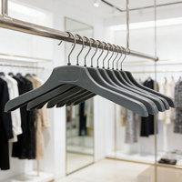 Cintres gris en plastique pour adultes, vente en gros directe usine, avec crochet pivotant en métal et zone de logo encastrée personnalisable