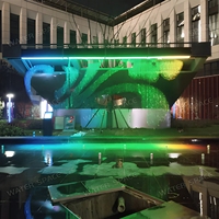 Fontaine numérique moderne à rideau d'eau, cascade colorée, mur d'eau, installation commerciale extérieure sur site