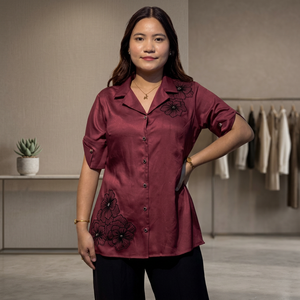 Chemise élégante pour femmes avec boutons, tissu léger et style intemporel, acheter directement auprès du fournisseur - Product Image 3