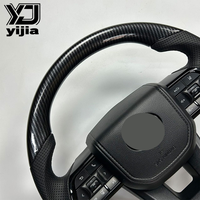 Les fabricants fournissent l'ensemble de volants en fibre de carbone Yamaha LC300 pour toute la série avec motif en fibre de carbone