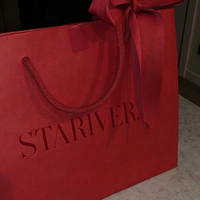 Sac cadeau en papier texturé rouge en gros avec logo concave personnalisé et nœud en ruban de soie pour bijoux, mariage, cosmétiques
