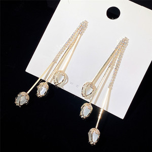Orecchini Pendenti Lunghi con Micro Incastonature a Tulipano e Nappine, Gioielli per Orecchie da Donna Giovanili e alla Moda - Product Image 1