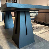 Table à manger en bois massif noir avec long établi de style minimaliste italien de style Wabi-Sabi pour un usage familial élégant et durable