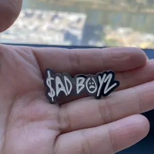 Alfileres de solapa con logotipo personalizado Sad Boyz Junior H, alfiler de sombrero que brilla en la oscuridad