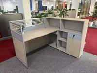 Bureau de bureau au design moderne avec étagères pour poste de travail ou utilisation en cabine, mobilier informatique