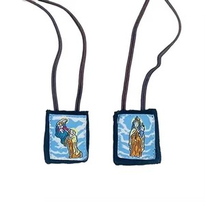 Nuevo Juego de 2 Escapularios Católicos: Nuestra Señora del Monte Carmelo Marrón y Milagrosa Verde - Product Image 3