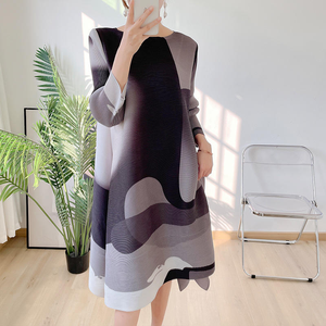 Modelli più venduti in stock: <span class=keywords><strong>Abito</strong></span> casual da donna a mezza lunghezza, stampato a colori, <span class=keywords><strong>plissettato</strong></span> stile Miyake, all'ingrosso - Product Image 2