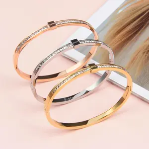 Small and exquisite high-quality diamond-studded ladies' jewelry Holiday gift LOVE letter stainless steel gold bracelet