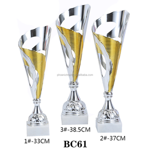 Trofeo <span class=keywords><strong>de</strong></span> balón <span class=keywords><strong>de</strong></span> fútbol dorado <span class=keywords><strong>de</strong></span> alta calidad personalizado al por mayor trofeo <span class=keywords><strong>de</strong></span> bádminton juvenil <span class=keywords><strong>de</strong></span> estilo popular europeo en metal - Product Image 5