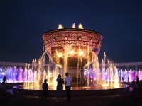 Fuente de Agua Moderna Grande para Pistas de Baile, Fuente de Acero Inoxidable para Parques al Aire Libre con Luces RGB y DMX 512, Diseño con Esculturas