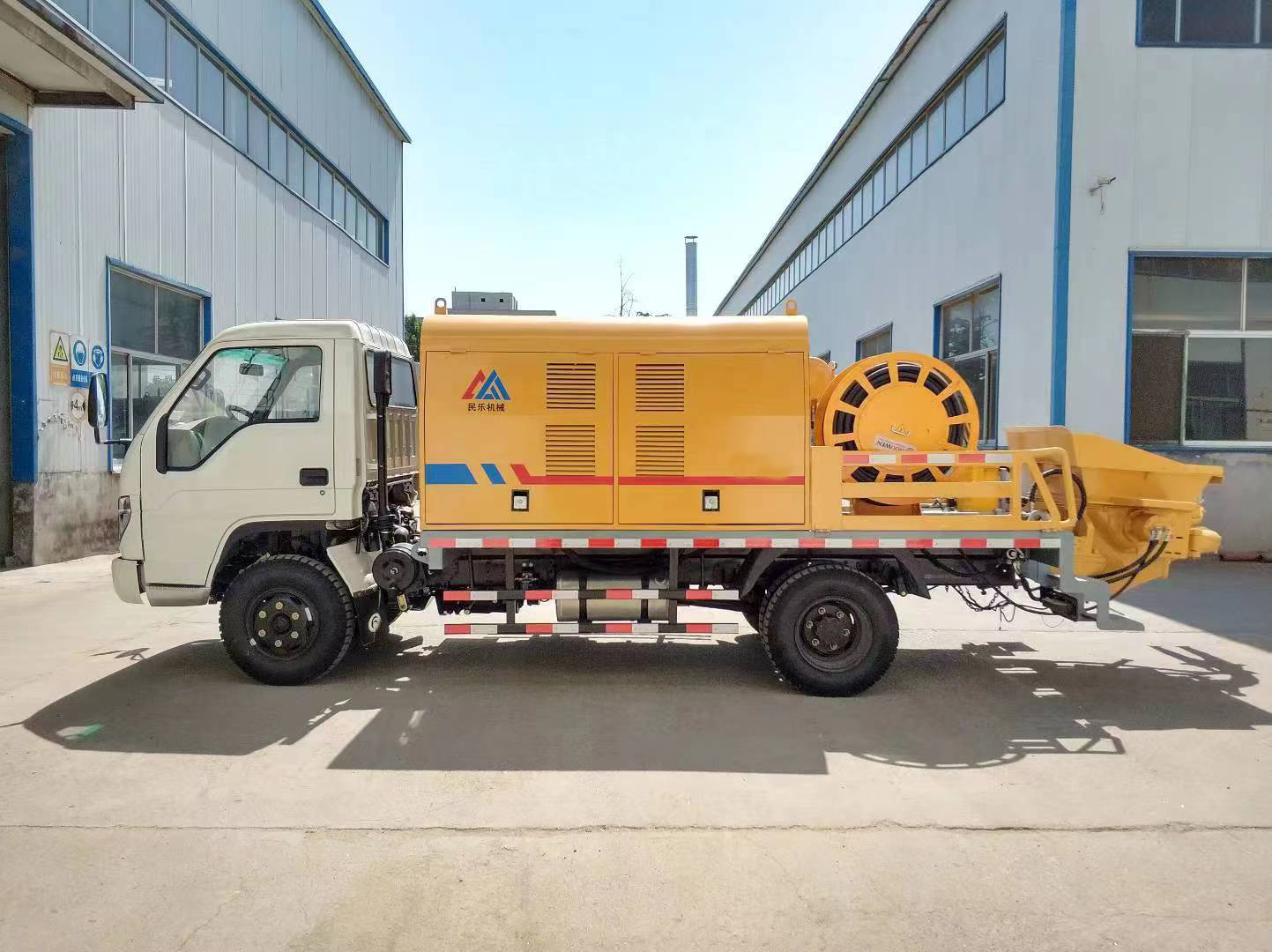 Machine à jet humide à double buse montée sur camion à vendre