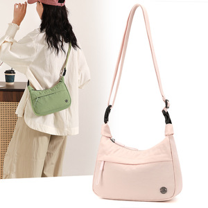 Sac bandoulière minimaliste en nylon résistant à l'eau avec fermeture éclair, pour tenues quotidiennes, sac fourre-tout pour femme, vert fruit, kaki, beige, caramel - Product Image 2