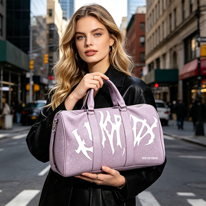 Sac <span class=keywords><strong>de</strong></span> voyage pour <span class=keywords><strong>femme</strong></span> en faux daim violet avec logo personnalisé, élégant, orné <span class=keywords><strong>de</strong></span> strass, grande taille, durable, léger, pour le week-end ou une nuit - Product Image 4