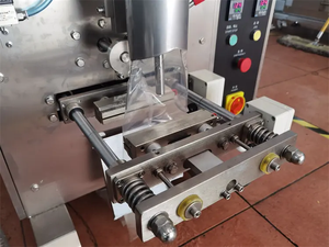 Machine d'emballage automatique de bâtonnets de miel, machine de remplissage et de scellage de sachets de sirop et de sauce, mini-machine d'emballage 10 ml pour bâtonnets de miel - Product Image 4