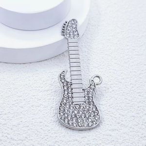 Llavero de guitarra de moda con decoración de diamantes de imitación, estilo moderno personalizado, pequeño regalo para amantes de la música, gran venta - Product Image 4