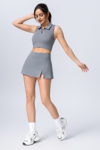 Comodo completo sportivo con colletto polo, piccolo scollo a risvolto, delicato design a V e gonna in stile tennis. - Product Image 5