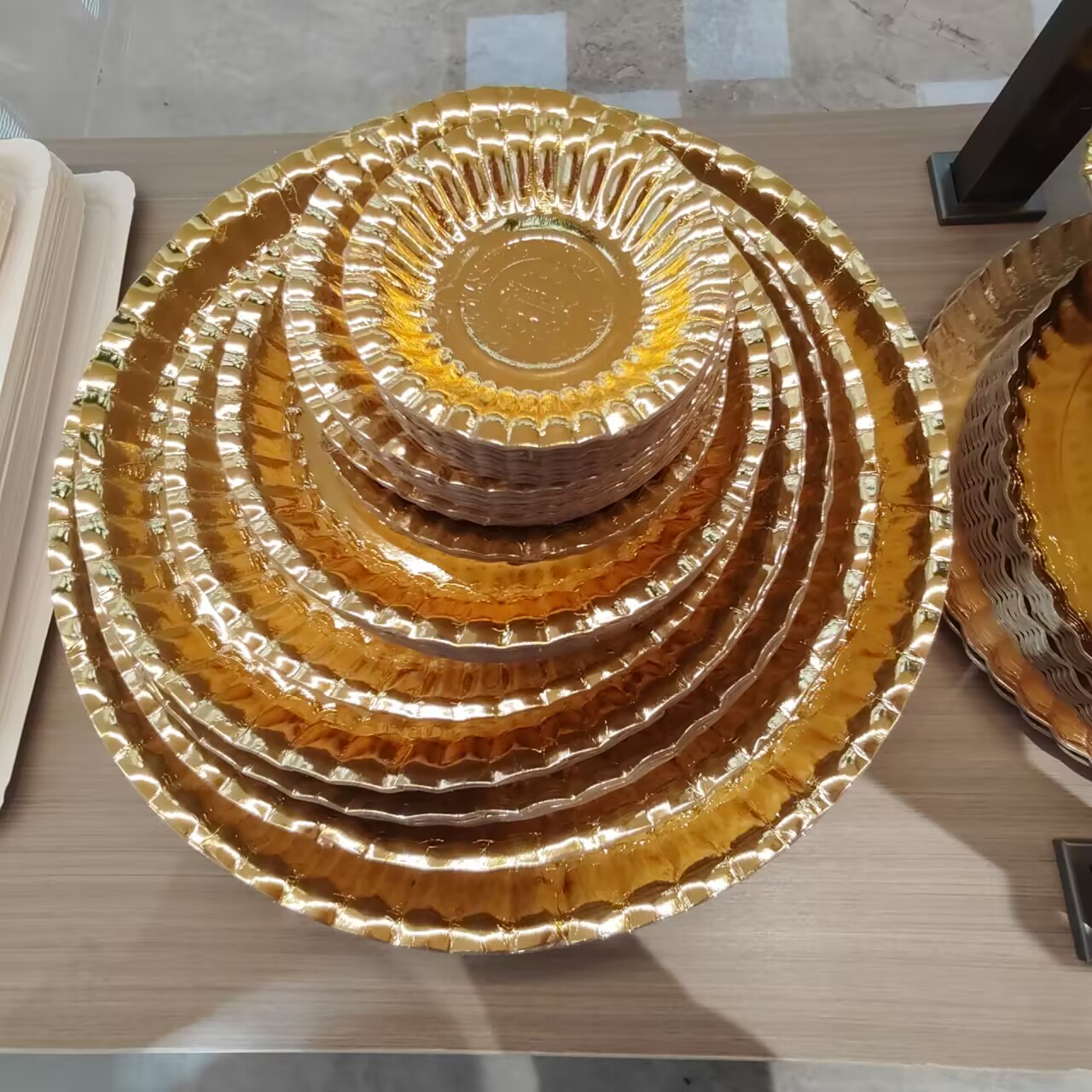 Disposable Gold & Silver Decorative Bowls Plates Thickened Paper Tray Food Display Paper Plate for Birthday Parties Hotels