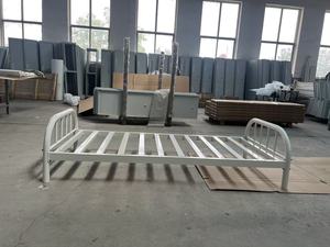 <span class=keywords><strong>Lit</strong></span> <span class=keywords><strong>en</strong></span> acier renforcé <span class=keywords><strong>de</strong></span> taille standard avec barre supérieure incurvée durable et pieds coniques <span class=keywords><strong>en</strong></span> forme <span class=keywords><strong>de</strong></span> flèche pour dortoir ou hôtel à séjour prolongé - Product Image 6