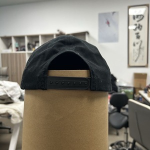 Gorra de Algodón Negra Estilo Dad, con Bordado Minimalista de Caballo, 5 Paneles, Sin Estructura, Informal - Product Image 4