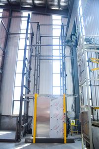 Équipement élévateur vertical à palettes Entrepôt élévateur de matériaux Plate-forme élévatrice hydraulique à rail de guidage - Product Image 2