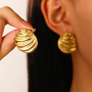 Boucles d'oreilles carrées en métal à la mode en acier inoxydable plaqué or ne se décolore pas Boucles d'oreilles Dainty Bump Lava Boucles d'oreilles irrégulières - Product Image 3