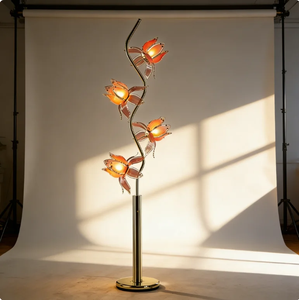 Lampadaire sculptural à 4 têtes en forme de fleur de lotus, support doré ondulé en forme de S, pétales en verre artistique rose-orange faits à la main, ambiance lumineuse chaude - Product Image 2