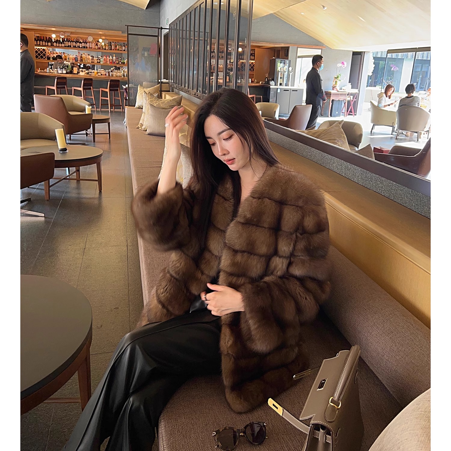 スタイリッシュなレディースアウター：高品質ロシア毛皮コートで