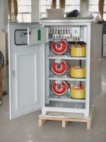 Stabilisateur de tension automatique triphasé TNS résistant aux intempéries IP54, cabine extérieure étanche à la pluie