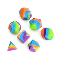 Lot de 7 dés polyédriques en silicone personnalisés avec logo, 16 mm, bords tranchants, arc-en-ciel, pour jeux de rôle de table