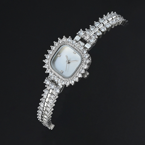 Montre sur mesure élégante et délicate avec sertissage à griffes, cadran en nacre et bracelet en laiton réglable pour femme - Product Image 3