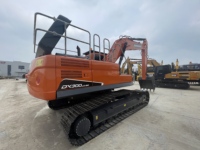 Excavadora Usada DOOSAN DX300 con Brazo Extra Largo Versátil para Dragado de Canales de Navegación en Estuarios de Ríos
