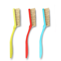 Brosse d'escalade en gros avec logo personnalisé, brosse d'escalade en hêtre à manche en plastique et poils de sanglier, brosse à craie pour le bouldering