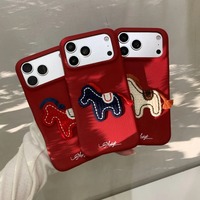 Coque de téléphone en cuir artificiel rouge avec broderie stéréoscopique de cheval rétro amusante pour iPhone 17 16 15 14 13 Pro Max