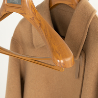 Tienda de ropa de alta gama para hombre, traje de Color madera, percha de plástico, percha para el hogar, hombro ancho, logotipo personalizado, perchas para tienda de ropa de mujer