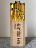 Trophée en cristal arc-en-ciel jaune et bleu personnalisé avec logo, 8,5x24 cm, avec base en bois