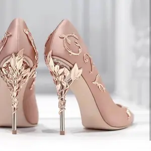 حذاء حريمي مخصص ذو طرف مدبب وكعب عالي أنيق ومثير لحفلات الزفاف من Noctis caelum